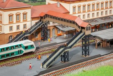 Detailansicht des Artikels: 120109 - Fußgängerbrücke mit Überdachu