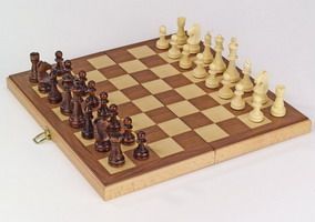 Detailansicht des Artikels: 56922 - Schachspiel in Holzklappkasse